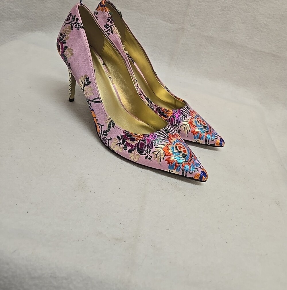 J. Renee 9.5 Pink Floral Embroidered Pointed-Toe Pumps Metal Heels Has Fraying - Picture 3 of 9